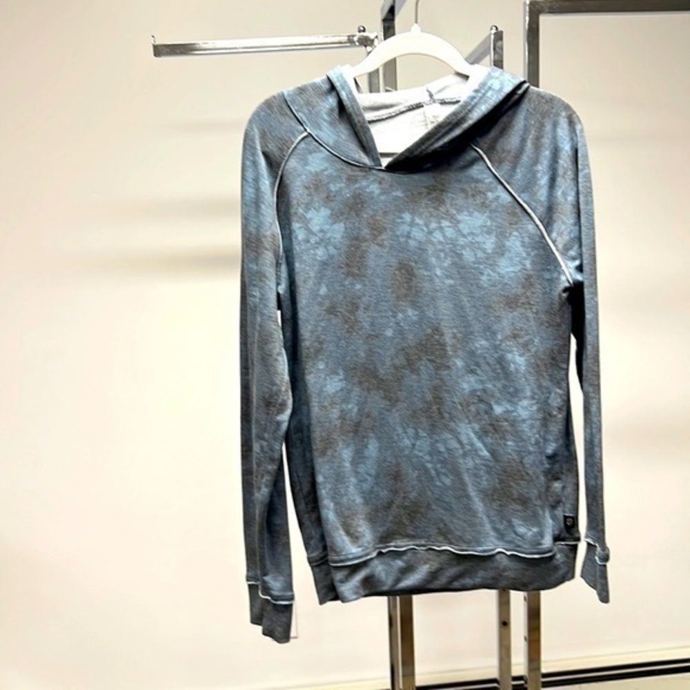 Bally total fitness, blue and gray tie-dye work out wear size large